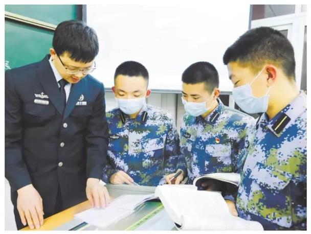 发表10余篇SCI论文，申报2项国家发明专利的博士文职人员