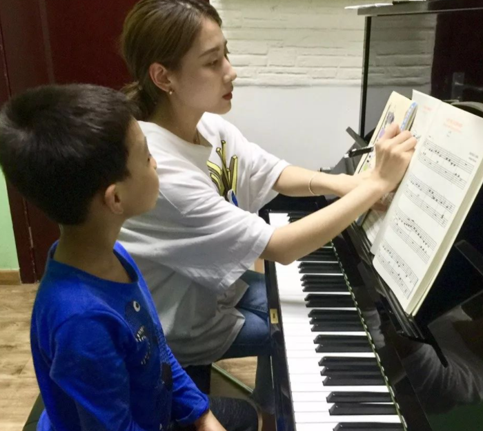 高校音乐专业钢琴教学现状分析及对策研究论文