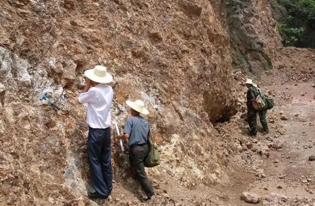 甘肃省肃南县二道沟—红湾地区地质成矿背景及找矿方向研究论文