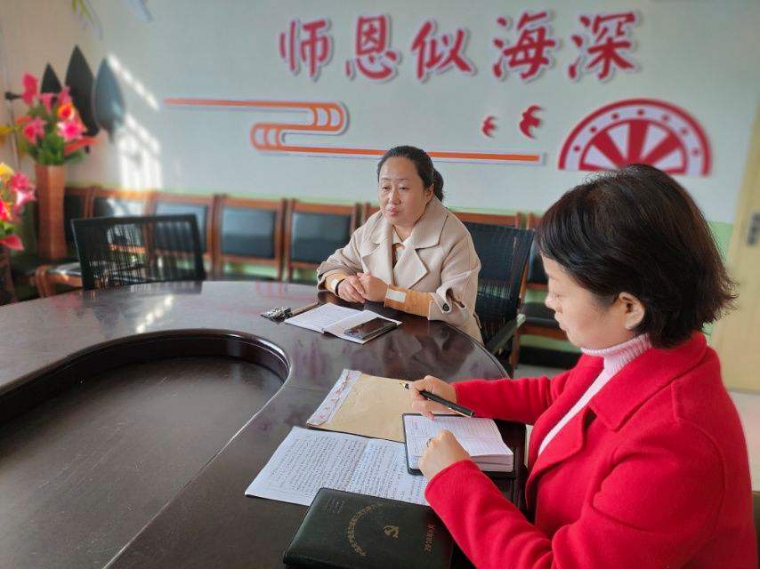 浅析小学班主任班级管理中的沟通艺术论文