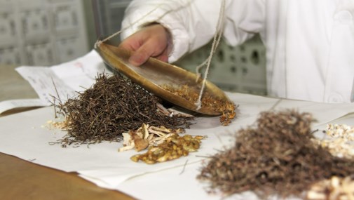 中医药对恶性肿瘤的临床应用、作用机制及实践的研究进展论文