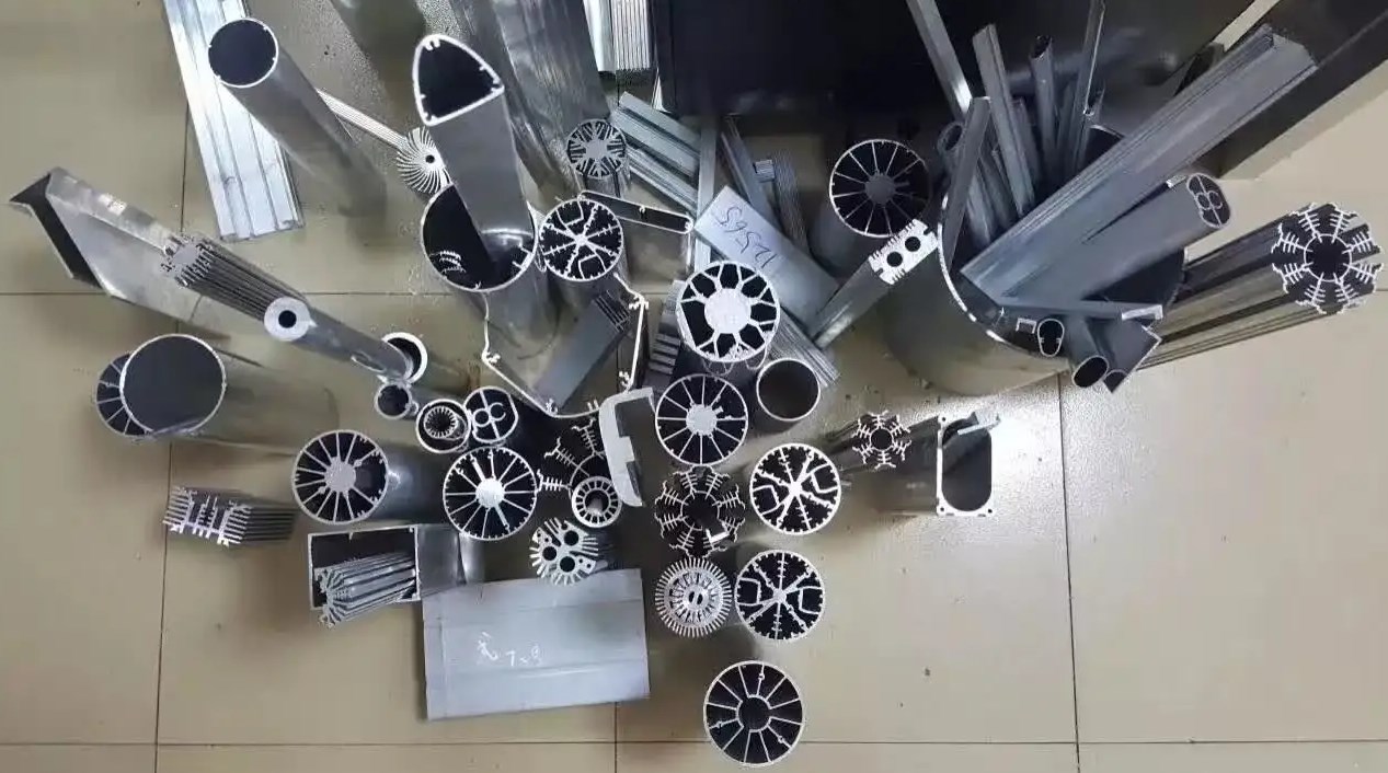 铝合金U型截面型材的压弯成形缺陷控制研究论文