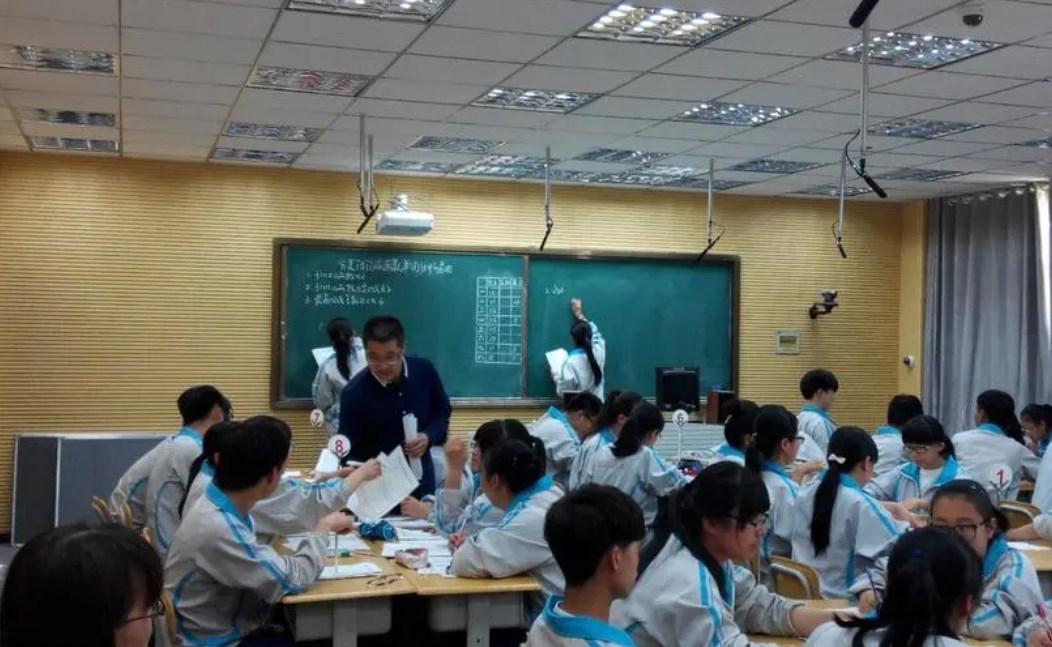 高中数学教学中小组合作学习的应用研究论文