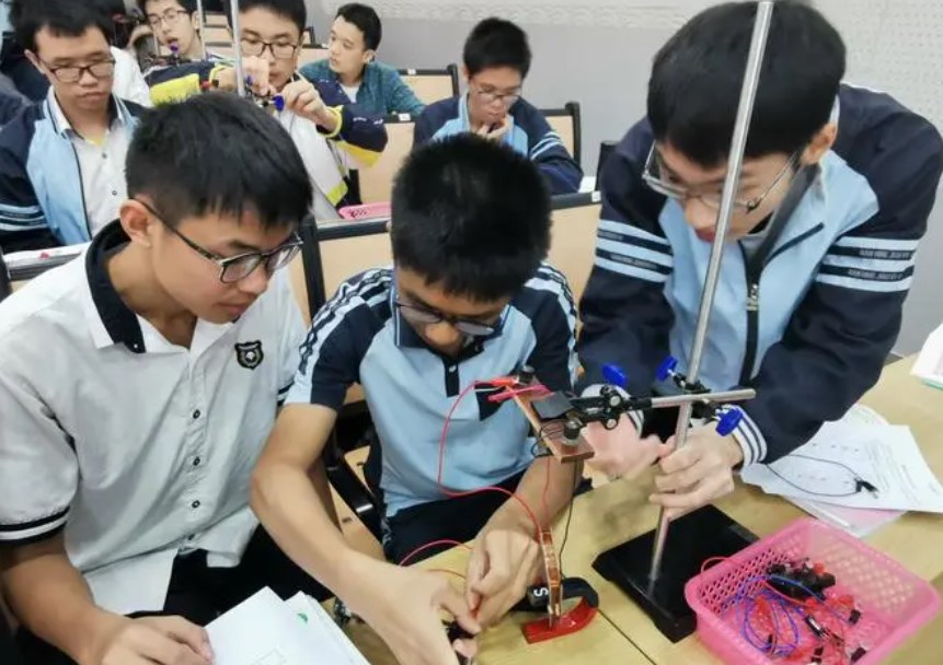 高中物理教学中培养学生抽象思维能力的途径探析论文