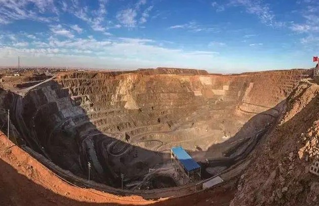南山铁矿地质特征与矿床成因分析论文