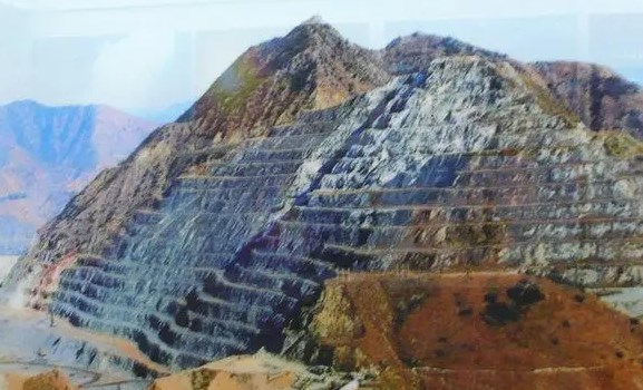 南山铁矿地质特征与矿床成因分析论文