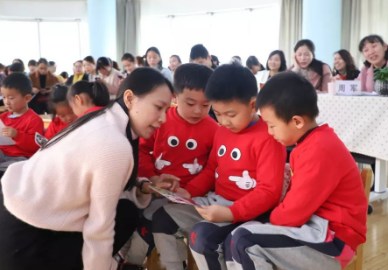 基于生活教育理论的小学美术生活化教学探析论文