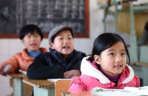 借助户外传统游戏提升农村幼儿教育实效论文