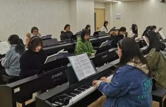 高职院校钢琴即兴伴奏的教学与实践探析论文