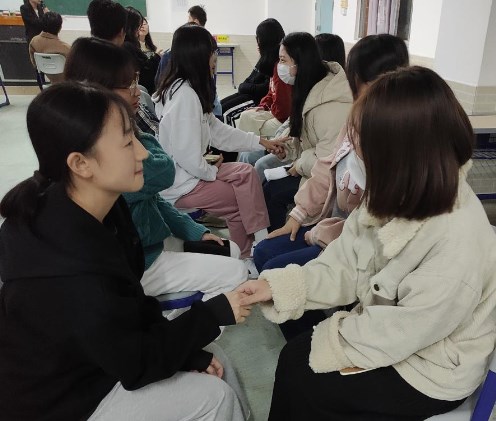 心理辅导技术在班级团体辅导中的应用与探究论文