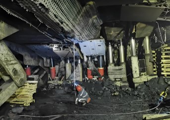 综采工作面回撤通道支护技术的研究应用论文