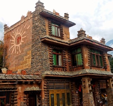 传统服饰文化在北川羌族民宿品牌建设中的应用策略论文